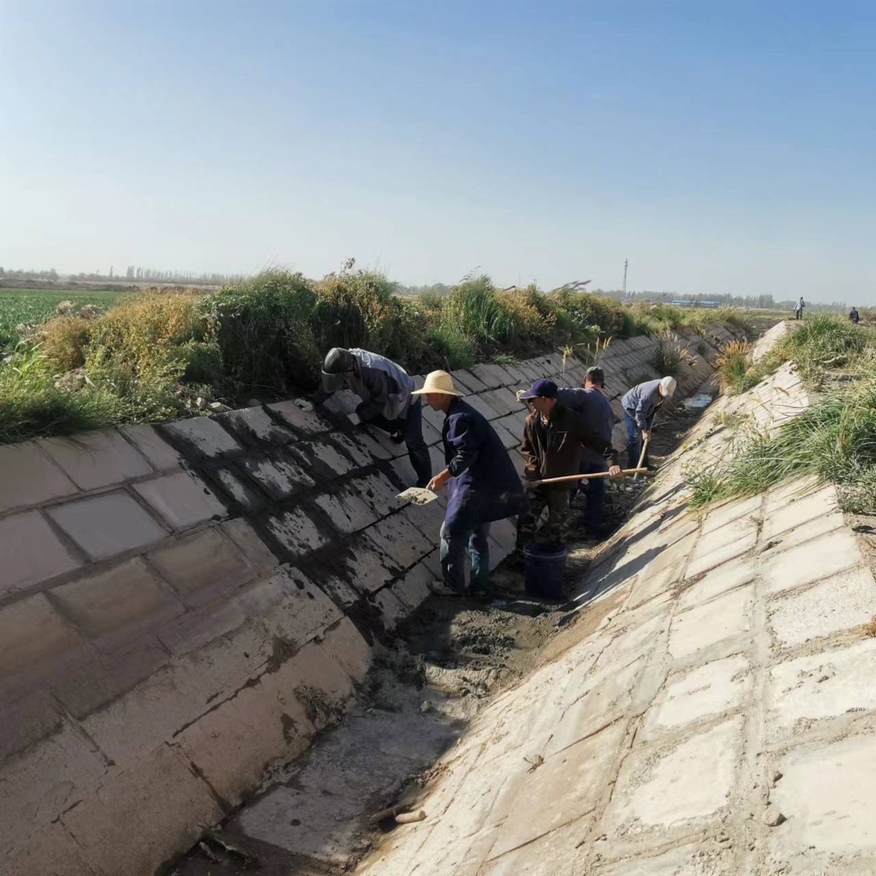 甘肅農墾飲馬農場職工在為灌溉渠道清淤。殷永林 攝.jpg
