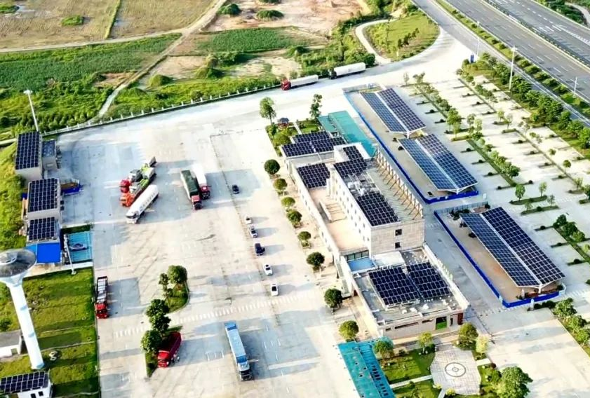 1.來賓服務區“光儲充”能源一體化項目。劉瀏 供圖.png