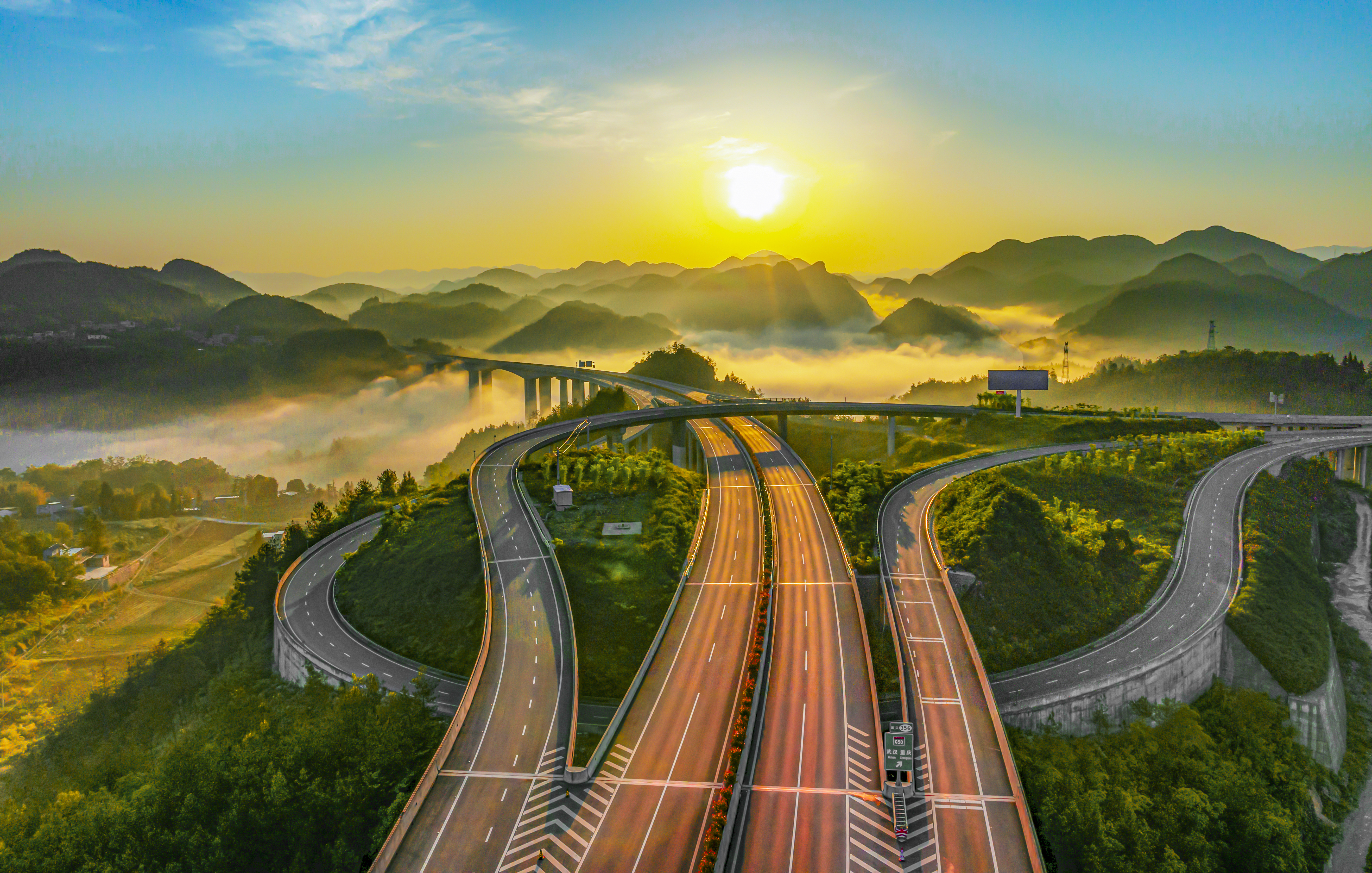 朝陽(yáng)下的建恩高速公路白楊坪樞紐互通段美如仙境.jpg
