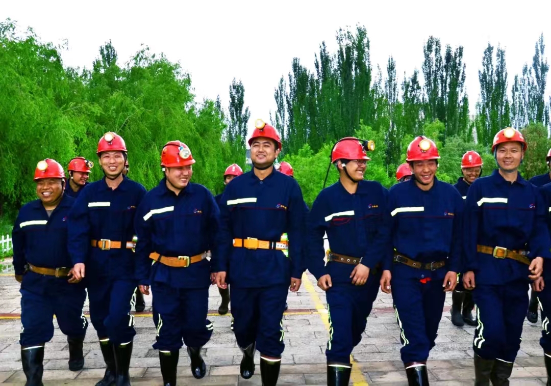 徐礦集團天山礦業公司意氣奮發的職工隊伍.jpg