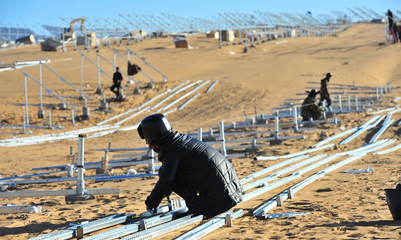 圖為工作人員組裝支架。