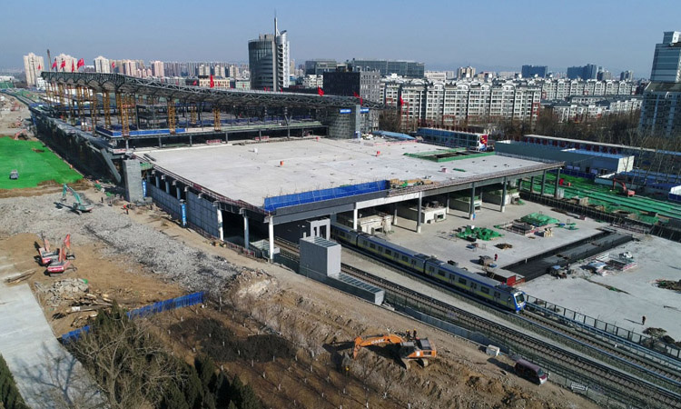 日前，北京地鐵13號線在上地站與西二旗站之間改線成功，由京張高鐵清河站站房外轉(zhuǎn)入站房內(nèi)運行。圖為2月20日，地鐵列車通過建設(shè)中的京張高鐵清河站。新華社發(fā)（馮凱 攝）