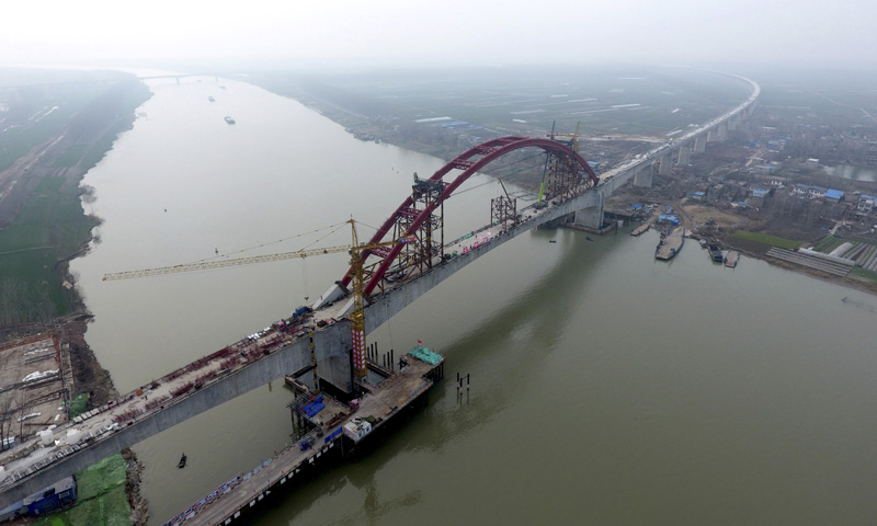2月28日，由中鐵八局一公司承建的商合杭鐵路跨淮河特大橋鋼管拱順利提升合龍。圖為完成鋼管拱提升合龍后的商合杭鐵路跨淮河特大橋。新華社發(fā)