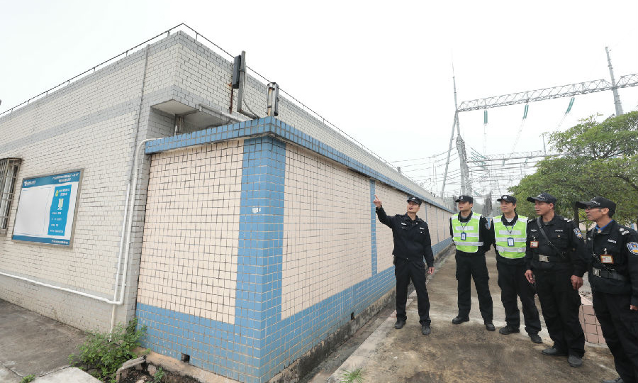 近日，南方電網(wǎng)廣東肇慶供電局聯(lián)合當?shù)毓膊块T對全市110千伏以上變電站進行檢查，提高治安保衛(wèi)防范能力。圖為警務室與變電站安保人員聯(lián)合巡查，確保兩會期間安全穩(wěn)定供電。（白國穎 攝）