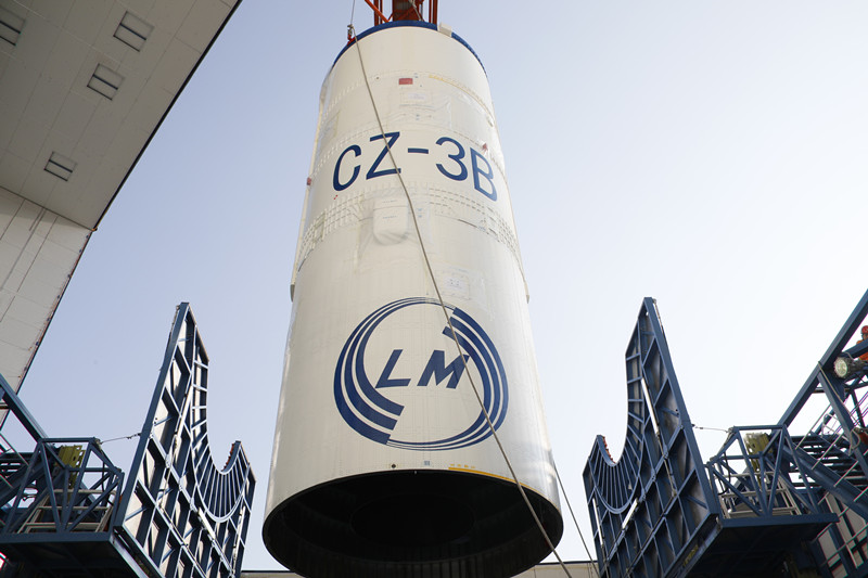 圖為長三乙火箭吊裝。
