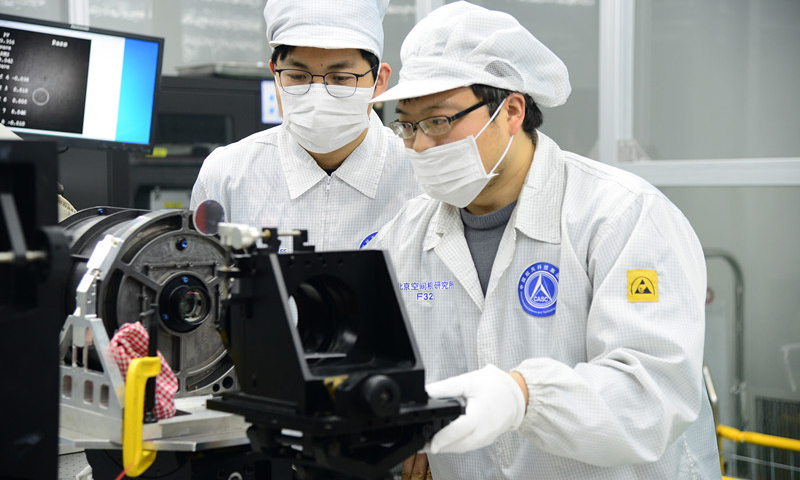 近日，中國航天科技集團(tuán)有限公司五院508所承研的海南一號衛(wèi)星高分相機(jī)正樣光學(xué)系統(tǒng)裝調(diào)工作正在緊張進(jìn)行中。據(jù)了解，海南一號衛(wèi)星將于今年下半年發(fā)射升空，高分相機(jī)裝調(diào)團(tuán)隊(duì)優(yōu)化流程，采取多工位交叉并行等一系列措施，確保光學(xué)系統(tǒng)裝調(diào)的高質(zhì)高效。目前，光學(xué)組件裝配已完成。裝調(diào)質(zhì)量遠(yuǎn)優(yōu)于技術(shù)要求，為后續(xù)系統(tǒng)裝調(diào)奠定堅(jiān)實(shí)基礎(chǔ)。圖為技術(shù)人員正在進(jìn)行光學(xué)系統(tǒng)裝調(diào)與測試工作。