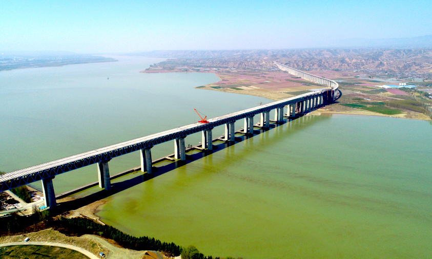 3月30日，中國鐵建大橋局四公司承建的蒙華鐵路三門峽黃河公鐵兩用大橋2.5萬噸公路橋面板全部架設(shè)完成，相當(dāng)于7500輛小汽車鋪架在大橋上橫跨黃河。圖為三門峽黃河公鐵兩用大橋公路橋面板架設(shè)遠(yuǎn)景。