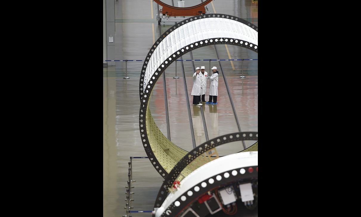 圖為工作人員在天津新一代運(yùn)載火箭產(chǎn)業(yè)化基地長(zhǎng)征五號(hào)總裝測(cè)試車間工作場(chǎng)景。