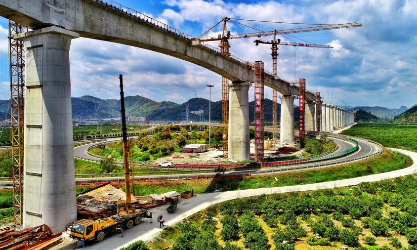 中鐵十一局二公司金臺項目組積極開展技術(shù)攻關(guān)，通過采用“新型C-O型鎖扣鋼管樁圍堰”、“樁頭和墩身施工環(huán)切工藝”、“深水長大樁基氣舉反循環(huán)施工工藝”等多項新技術(shù)、新工藝，提高施工進(jìn)度，減小安全風(fēng)險，并成功解決了“深水基礎(chǔ)冬季施工技術(shù)”、“鋼圍堰設(shè)計、加工、拼裝、下沉、糾偏施工技術(shù)”和“大體積混凝土冬季施工技術(shù)”等科技攻關(guān)課題，為安全優(yōu)質(zhì)按期完成大橋施工任務(wù)創(chuàng)造了有利條件。圖為靈江特大橋陸地上連續(xù)梁施工。