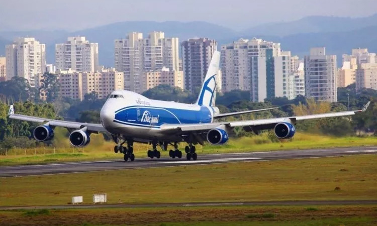 日前，巴西與中國(guó)合作生產(chǎn)的地球資源衛(wèi)星04A星從巴西啟程，用飛機(jī)運(yùn)往中國(guó)。這顆地球資源衛(wèi)星制造研發(fā)用了4年時(shí)間，中方研制工作由中國(guó)航天科技集團(tuán)有限公司抓總。按計(jì)劃，中巴地球資源衛(wèi)星04A星將于今年發(fā)射。預(yù)計(jì)在軌運(yùn)行時(shí)間最少5年。