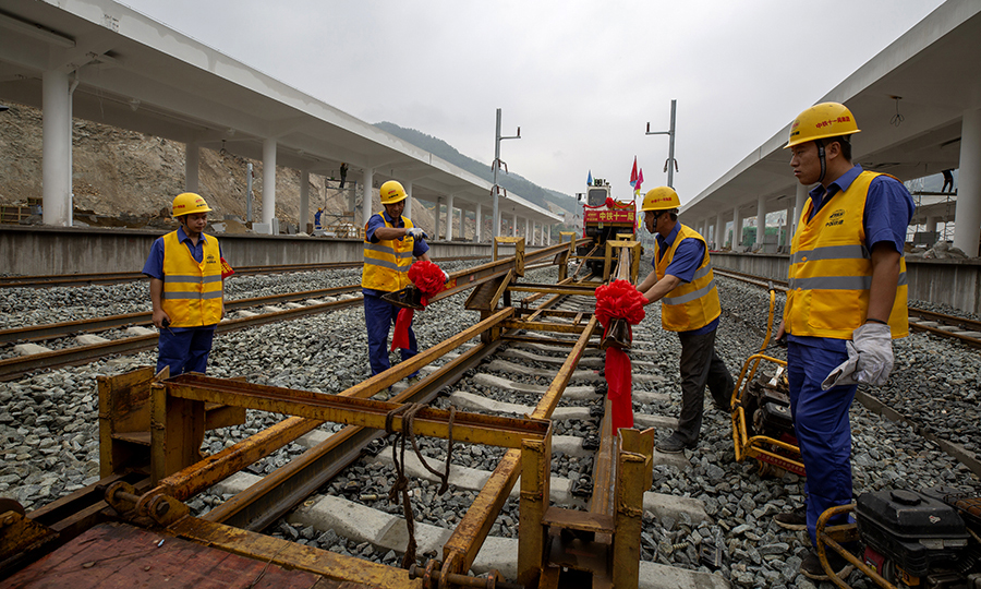 據(jù)介紹，漢十高鐵全線采用500米長(zhǎng)鋼軌鋪設(shè)，選用的WZ500型鋪軌機(jī)組和移動(dòng)式鋼軌閃光焊機(jī)均為我國(guó)自主研發(fā)生產(chǎn)的無(wú)砟軌道專用機(jī)械，安全可靠、作業(yè)效率高，鋪軌日進(jìn)度可達(dá)9公里、焊軌日進(jìn)度可達(dá)4公里。圖為鋪軌施工現(xiàn)場(chǎng)。（彭特 攝）