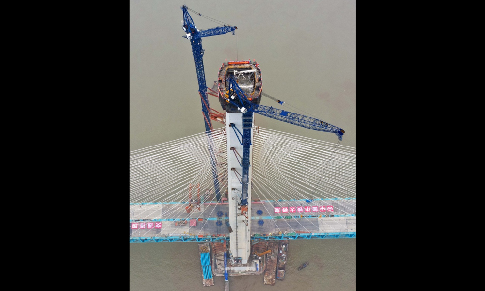 圖為6月27日，無人機拍攝的滬通長江大橋南主塔。（新華社記者 丁曉春 攝）