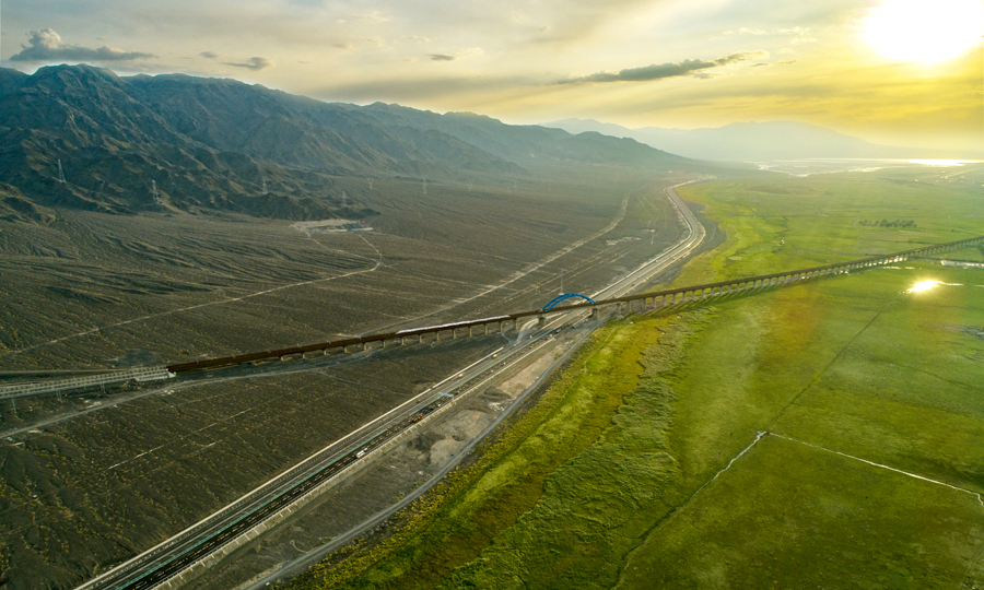 近日，由中國鐵建所屬中鐵十四局、中鐵二十三局等單位建設(shè)的絲綢之路經(jīng)濟(jì)帶交通建設(shè)重點工程——連霍高速公路改擴(kuò)建工程小草湖至烏魯木齊段上行線正式通車。圖為通車后的連霍高速公路小烏段。