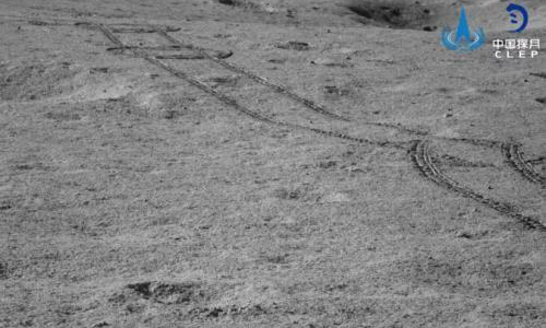 近日，記者從中國國家航天局探月與航天工程中心獲悉，嫦娥四號著陸器和“玉兔二號”巡視器再次通過月夜低溫考驗，分別于8月25日8時10分和24日8時42分自主喚醒，進入第九月晝。