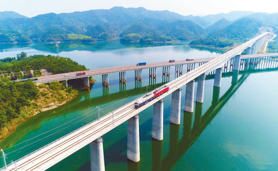 近日，由中國鐵建所屬鐵四院設計，中鐵十一局、中鐵十二局、中國鐵建大橋局、中鐵十五局、中鐵十七局、中國鐵建電氣化局等單位參建的漢十高鐵全線開始聯調聯試。該高鐵是武（漢）西（安）高鐵乃至我國中西部客運專線的重要組成部分，線路全長399公里，設計時速350公里。通車后，武漢到十堰的列車運行時間將比目前節省至少50%，全程最快只需1小時50分鐘。圖為檢測車通過十堰市丹江口庫區浪河特大橋。（營蒙蒙 攝）