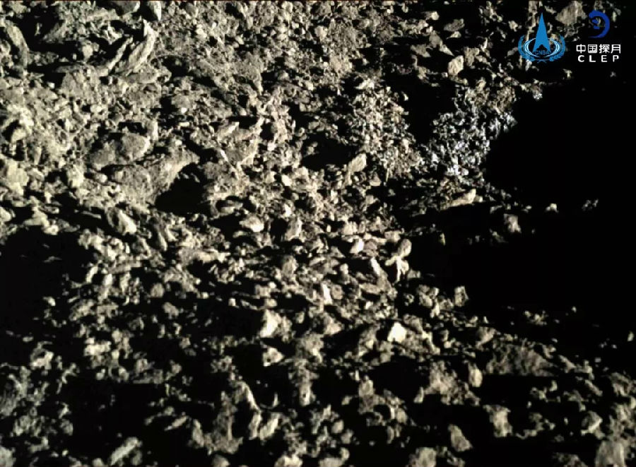 目前，嫦娥四號著陸器和“玉兔二號”月球車工作狀態(tài)正常，地面各測控站和中心數(shù)據(jù)接收及處理正常。目前為止，“玉兔二號”月球車共行走284.661米。第十月晝工作期，兩器將繼續(xù)開展科學探測工作，科研人員根據(jù)第九月晝間獲得的工程和科學數(shù)據(jù)開展相關研究工作，為探月工程后續(xù)任務積累經(jīng)驗，提供支持。圖為“玉兔二號”拍攝畫面。