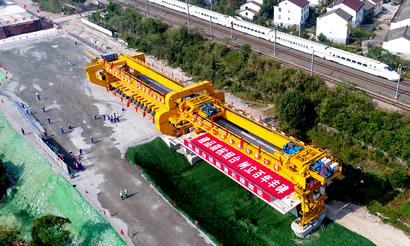杭紹臺高鐵連接了杭州、紹興和臺州，線路全長266.9公里，設計時速350公里，工程總投資約449億元。作為國家首批鐵路PPP（政府與社會資本合作）示范項目，根據其融資框架方案，將由民營資本、中國鐵路總公司、浙江省交通集團和地方政府共同出資建設，其中民營資本出資占51%。中國鐵建所屬中鐵十一局三公司承擔杭紹臺高鐵V標管段內11座橋梁、289榀箱梁以及全線的鋪軌任務，計劃2020年7月完成全部箱梁架設。圖為首榀箱梁架設現場。（李萬里 攝）