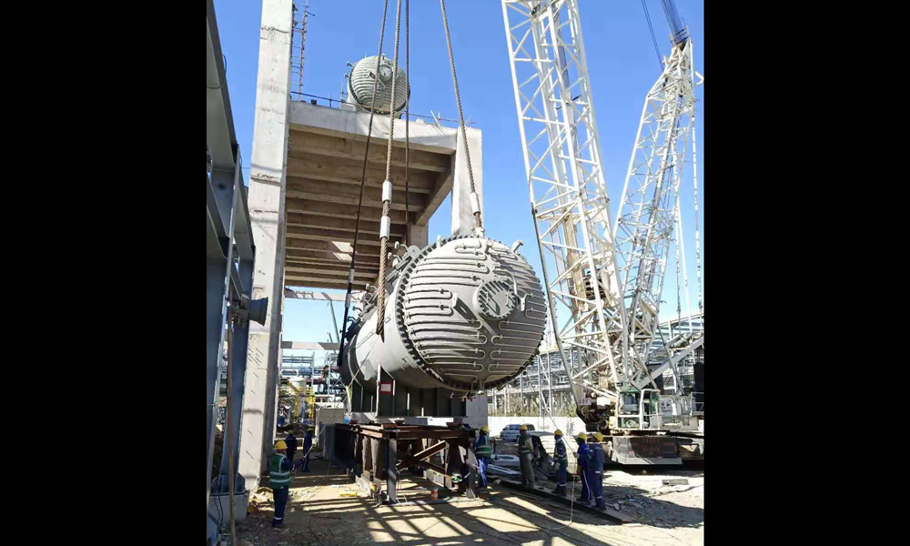 JPP二線第2反應器設計每年運行8000小時，可生產均聚物、無規共聚物、一般抗沖共聚物與R-TPO高抗沖共聚物。可加工成成型產品、板材、薄膜、纖維或其他形式的產品，適用于各種應用領域，包括汽車和家電等行業。圖為JPP二線第2反應器吊裝現場。