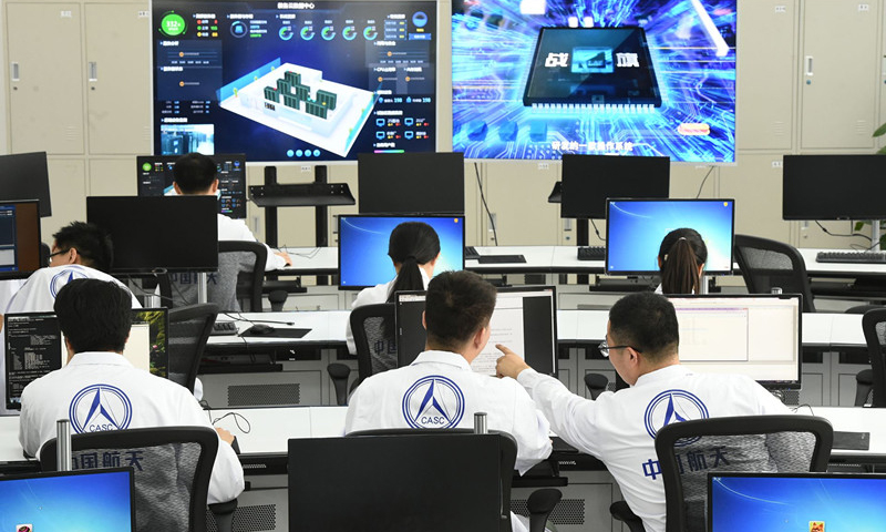 近日，航天科技一院12所建立了以平臺架構和貨架產品為共享基礎的研發模式，同時依托基礎軟件研發創新實驗室建設，為軟件產品研制提供獨立、穩定、專業的軟件產品開發及調試驗證環境。目前，已有多型自主可控核心軟件產品誕生于該所基礎軟件研發創新實驗室，為我國運載火箭軟件產品研制提供支撐，實現軟件產品研發“準確、快速、低成本、高質量”。圖為航天科技一院12所基礎軟件研發創新實驗室。