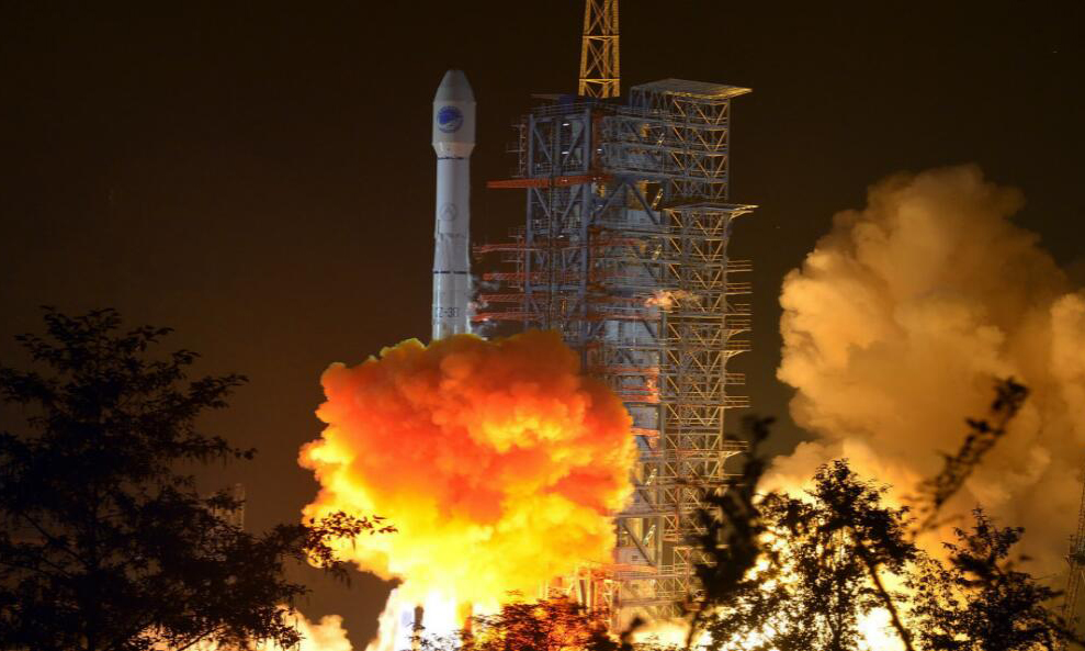 11月5日1時43分，我國在西昌衛星發射中心用長征三號乙運載火箭，成功發射第四十九顆北斗導航衛星。這顆衛星也是北斗三號IGSO軌道（傾斜地球同步軌道）的最后一顆星，標志著該軌道的組網順利完成。圖為發射現場。