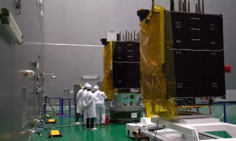 隨著北斗三號IGSO軌道衛星的完美收官，北斗系統的全球組網也正式進入沖刺階段。據了解，在今年年底前，還將進行兩次發射。屆時北斗三號另外一個重要軌道——MEO中圓軌道也將完成建設。圖為航天科技工作人員進行發射前的準備工作。