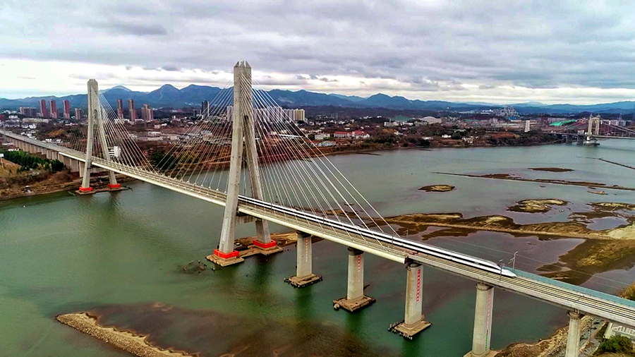 12月26日，中國(guó)鐵建所屬鐵四院總體設(shè)計(jì)，中鐵十一局、中鐵十六局、中鐵十七局、中鐵二十一局、中鐵二十四局、中鐵建設(shè)施工的昌贛高鐵通車運(yùn)營(yíng)。連接南昌、吉安、贛州的昌贛高鐵全長(zhǎng)416公里，是通往贛南革命老區(qū)的第一條高鐵，也是國(guó)家《中長(zhǎng)期鐵路網(wǎng)規(guī)劃》南北大通道京港高鐵的重要組成部分。圖為首趟列車通過贛州贛江特大橋。