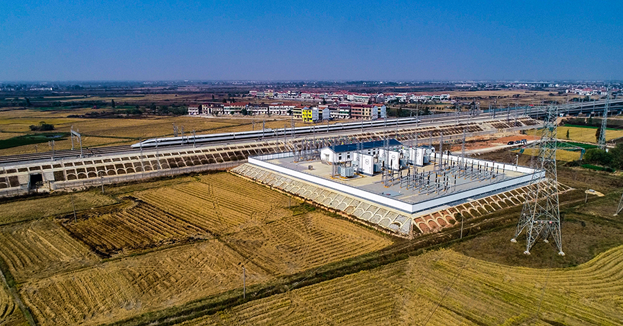 科技創(chuàng)新，智能出行，昌贛高鐵是一條特色標(biāo)桿之路。它3跨贛江，3并京九鐵路，6跨京九鐵路，全長(zhǎng)2.15公里的贛州贛江特大橋具有“水深、樁長(zhǎng)、塔高、大跨”的特點(diǎn)。該橋主跨長(zhǎng)300米，是國(guó)內(nèi)首座設(shè)計(jì)時(shí)速350公里大跨度高速鐵路斜拉橋，實(shí)現(xiàn)了高速列車通過大跨度（300米）斜拉橋按時(shí)速350公里不限速通過；萬(wàn)安隧道全長(zhǎng)13.928公里，是江西最長(zhǎng)的隧道。建設(shè)中穿越了18條斷層、15個(gè)褶皺帶，采用機(jī)械化配套施工，克服了圍巖裂隙水極發(fā)育、施工溫度高、通風(fēng)效果差等難題，保證了全隧道按原計(jì)劃順利貫通。圖為昌贛高鐵通車運(yùn)營(yíng)。