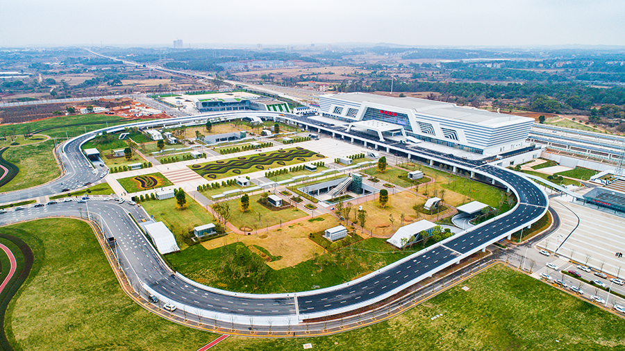 綠水青山，風(fēng)景獨(dú)好，昌贛高鐵是一條綠色生態(tài)之路。鐵四院在工程設(shè)計(jì)十分重視對(duì)沿線自然景觀和人文資源的保護(hù)，繞避了十余處國(guó)家及省級(jí)森林公園。站房設(shè)計(jì)中貫徹“暢通融合、綠色溫馨、經(jīng)濟(jì)藝術(shù)、智能便捷”鐵路客站建設(shè)理念，革命圣地吉安西站建筑立面像群山，輔以祥云符號(hào)，在站房細(xì)部設(shè)計(jì)中融入地方文化元素。圖為昌贛高鐵吉安西站。