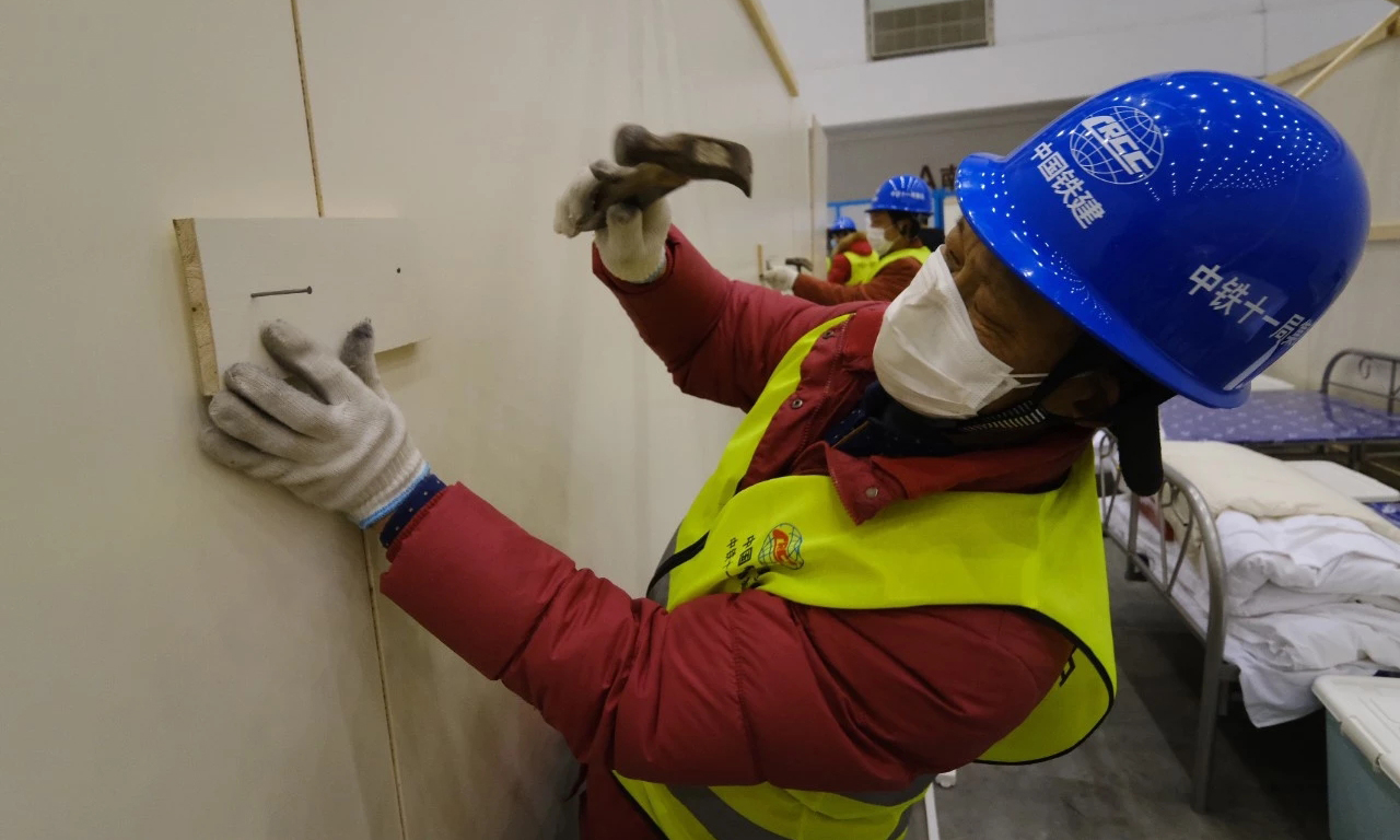 時間就是生命。全體參建人員爭分奪秒，通宵奮戰(zhàn)。圖為隔板安裝現(xiàn)場。