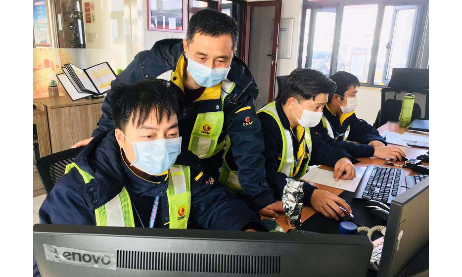  疫情就是命令，防控就是責任。自新冠肺炎疫情暴發以來，中國航油的工作人員一直堅守在崗位上。2月9日，全國10余省份近6000人組成的醫療隊，乘坐41架次民航包機抵達武漢，中國航油湖北分公司周密部署、穩妥安排，武漢航空加油站集中力量、積極應對，安全優質完成供油保障任務。這是疫情發生以來，中國航油湖北分公司保障運送醫護人員與防疫物資的飛機架次最多的一天。圖為飛機加油現場主任正在研判航班信息，調度員正查看航顯、飛機加油員隨時出發。