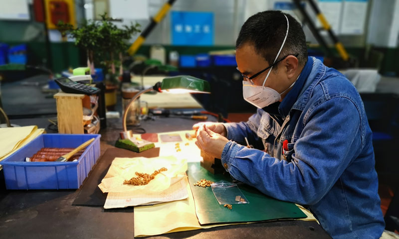 圖為七院7111廠12車間鉗工正在進行型號產品零件鉚接。（廠軒 攝）