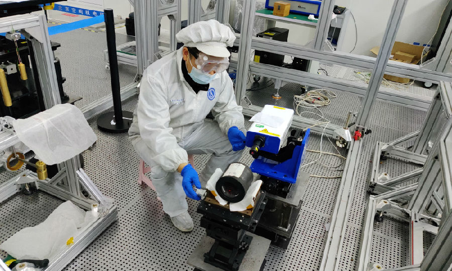 圖為五院508所技術(shù)人員正在進(jìn)行某型號(hào)相機(jī)關(guān)鍵性能測(cè)試。（李莉 攝）