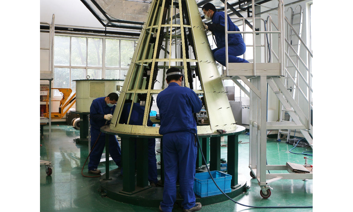 圖為八院800所結(jié)構(gòu)件加工事業(yè)部的唐建平班組“全線運(yùn)行”所有機(jī)床。（王海晶 攝）