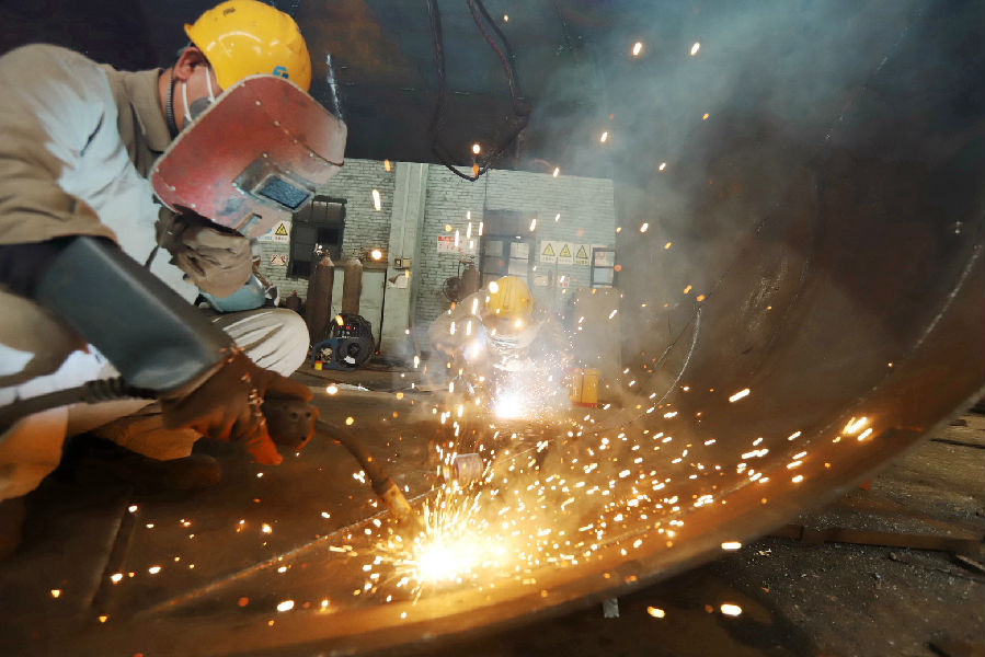 在生產過程中，該廠采取合理安排人員、優化工序流程等方法，加快工作進度，確保按時保質完成生產任務，保證防城港鋼鐵基地的干法除塵TRT發電管道項目順利開展。圖為2月13日，廣西建工集團冶建公司壓力容器制造廠工人們在焊接作業。
