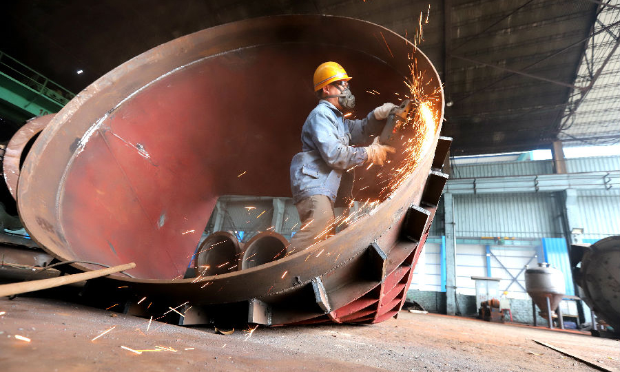 在復工前，公司根據上級決策部署進行周密謀劃和開展排查職工身體健康情況，制定防疫機制和方案，購買防疫物資，加強防疫知識宣傳等一系列具體舉措，確保安全復工復產。圖為2月13日，廣西建工集團冶建公司壓力容器制造廠工人們在消毒過的車間安心地打磨作業。