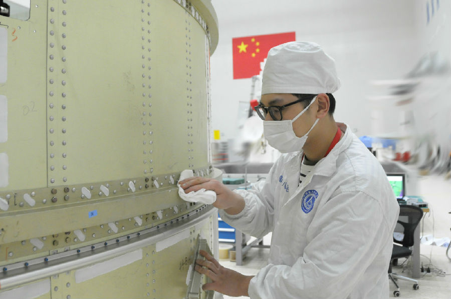 為保證型號科研生產任務圓滿完成，航天科技八院149廠結合上海以及天津等地的試驗需求，提前明確疫情防控要求，協調各方力量，保障試驗團隊順利抵達各試驗場所。在149廠總裝現場，飛行器、運載火箭各領域的員工提前摸排型號生產節點，合理規劃生產任務，確保試驗任務圓滿完成。圖為飛行器總裝組現場，工作人員正在進行艙段清潔工作。（范文超 攝）