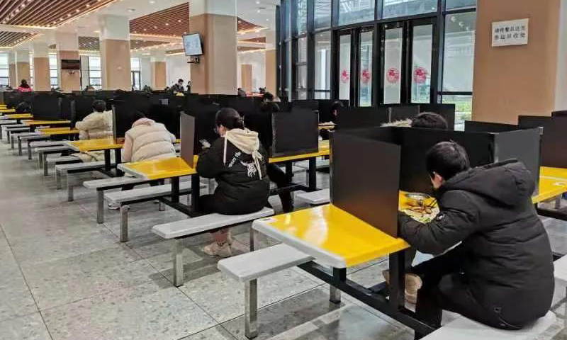 圖為中國電子所屬深科技為加強(qiáng)餐廳安全防控，將食堂變?yōu)椤把抛鼛?。中國電子總部及所屬中電進(jìn)出口還通過集中采購和供應(yīng)商配送的方式，幫員工把果蔬送到家，解決員工后顧之憂，減少外出買菜感染風(fēng)險。此外，為解決員工用餐安全問題，中國電子所屬邁普通信開發(fā)了一款小程序，員工可在上面自助點(diǎn)餐。只要在前一天下午六點(diǎn)前提交，第二天盒飯就能準(zhǔn)時送達(dá)領(lǐng)飯區(qū)。每個部門派一名代表領(lǐng)取，盡量避免人與人的接觸。