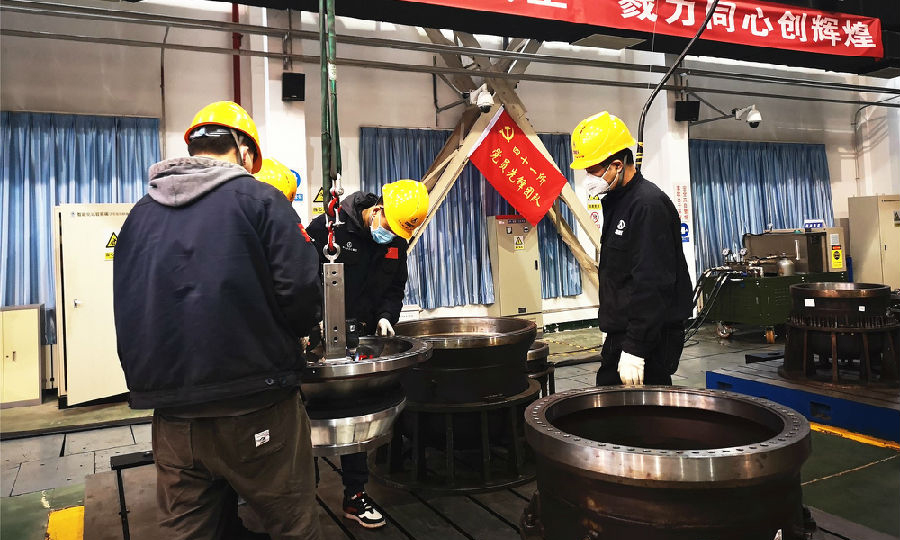 近日，航天科技四院各單位在嚴控和評估疫情影響基礎上，對任務進度恢復開展安全質量風險評估，提前落實安全質量生產管控應急措施，細化生產方案、強化過程監控，確保科研生產安排科學有序、保質保量、安全實施。圖為41所102室推力向量綜合試驗室合理安排試驗進度，在現有條件下高效完成復工后首發試驗任務。