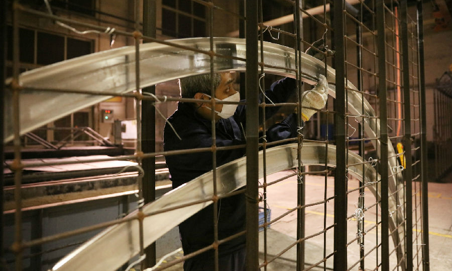 近日，為確保型號任務交付節點，航天科技一院211廠各單位按照彈性工作方案，統籌安排好各項工作。圖為該夜幕降臨，廠房內燈火通明，該廠鈑金車間員工在綁扎產品。