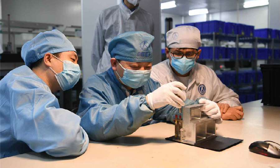 近日，航天科技所屬企業合理調配資源，確保科研生產。目前，航天科技五院西安分院承擔研制的小型化大功率雙工器經過18天的調試，成功轉入環境試驗階段。該雙工器是微波無源產品更新換代的代表作，其體積相比傳統腔體方案減少99%，重量相比傳統腔體方案減少98%，功率耐受提升一倍以上，技術難度較大。在新冠肺炎疫情期間，設計和調試人員堅持攻關，最終取得可喜進展。圖為設計師與調試人員正在進行調試技術討論。（郭立平 攝）