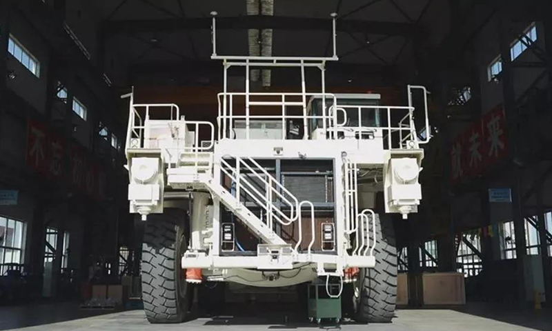 北方股份NTE120AT無人駕駛電動輪礦車項(xiàng)目，在國內(nèi)沒有任何技術(shù)可供參考的情況下，王逢全團(tuán)隊(duì)走上了一條一切靠自己的研發(fā)之路。他們走進(jìn)各地大型礦場實(shí)地調(diào)研，在復(fù)雜、危險(xiǎn)的礦場環(huán)境下，跟隨駕駛員采集大量礦車行駛數(shù)據(jù)，記錄各類生產(chǎn)場景，了解礦車作業(yè)的全流程……北方股份無人礦車研發(fā)團(tuán)隊(duì)把僅用3年時間就攻克下了技術(shù)難題。