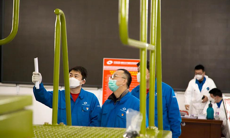 據(jù)北方股份產(chǎn)品研究院電液控制研究所設(shè)計(jì)工程師劉強(qiáng)介紹，北方股份與北京理工大學(xué)在智能化信息化系統(tǒng)及其平臺方面進(jìn)行了深入合作，研制出完全自主知識產(chǎn)權(quán)的適合北方股份系列礦車的智能化信息化系統(tǒng)，實(shí)現(xiàn)了礦車數(shù)字化電氣生態(tài)平臺，也讓礦車整體智能化水平又邁進(jìn)了一步。