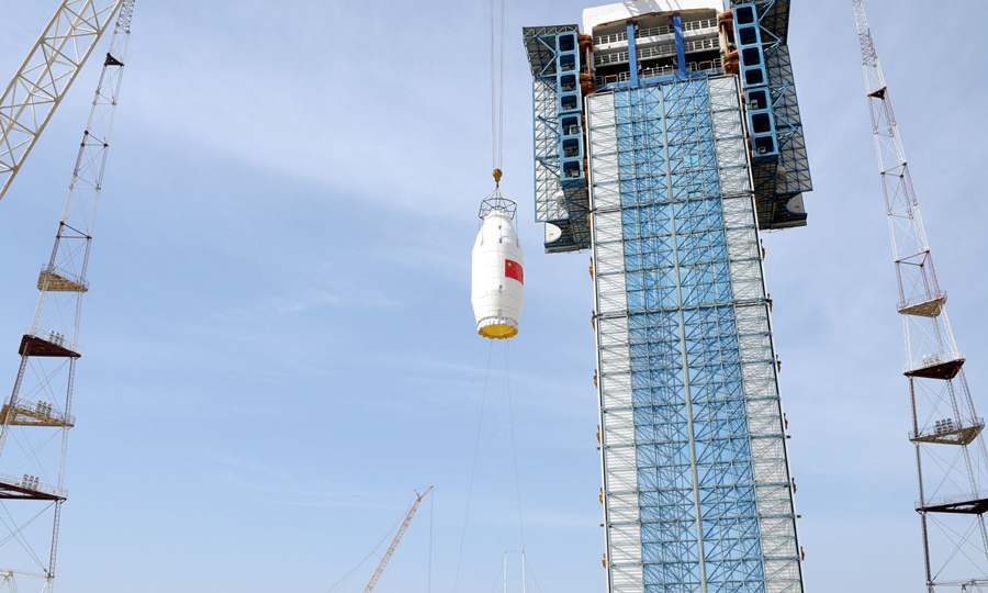 高分辨率多模綜合成像衛星是我國首顆民用分辨率達到亞米級、同時具有多種敏捷成像模式的光學遙感衛星，將主要用于獲取我國國土及周邊區域高分辨率圖像。衛星主要服務于自然資源、減災與應急、農業農村、生態環境、住建、林業和草原等行業，將打破目前國際商業遙感衛星公司對于亞米級分辨率遙感圖像市場的壟斷局面。圖為吊裝星罩組合體。（鞠明君 攝）