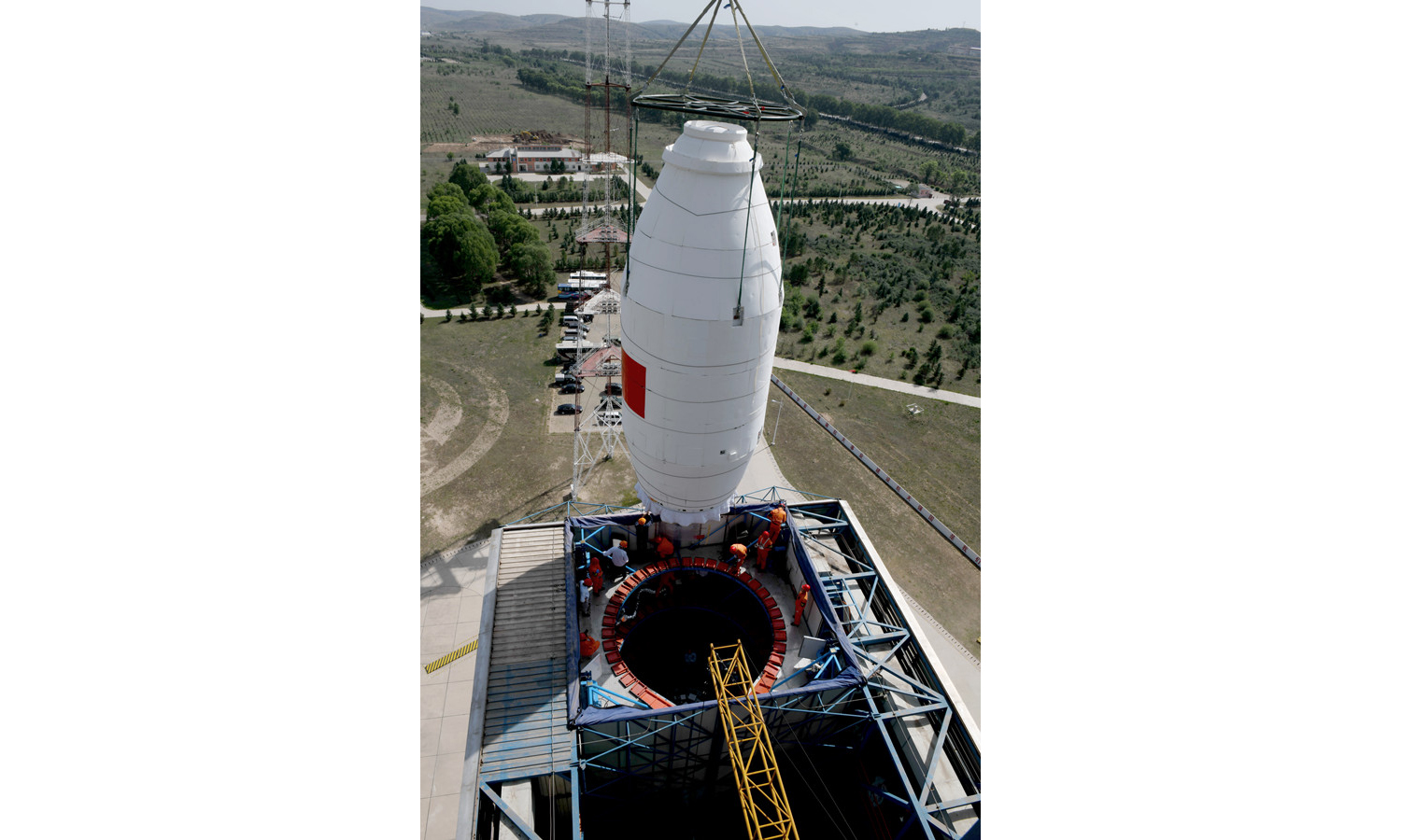 “西柏坡號”科普衛星（八一02星）是由航天科技集團所屬中國航天科技國際交流中心與石家莊市鹿泉區第一中學共同發起的、由航天科技集團五院航天東方紅衛星公司研制的一顆青少年科普衛星，是一顆2U立方體衛星，主要開展對地遙感成像、圖像語音數據傳輸、在軌編程等技術試驗。通過此項目，學生可從衛星任務分析、軌道計算、總體設計仿真、部組件設計與研制、整星集成測試、衛星環境試驗、衛星發射、衛星在軌操作和管理、載荷應用等方面全面參與微納衛星研制。圖為吊裝星罩組合體。（蔡文 攝）