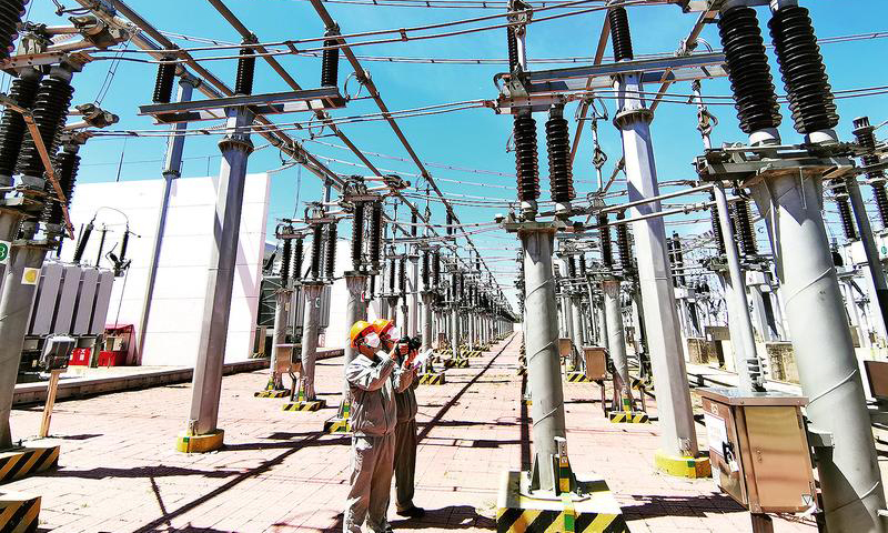 近期，氣溫不斷攀升，國家能源集團一線員工不畏高溫酷暑堅守崗位，全力做好迎峰度夏設備檢修工作。國家能源集團龍源電力遼寧龍康變電站出口負荷持續攀升，該變電站組織職工實時對變電設備進行測溫巡檢工作，發現發熱點和異常現象及時整改，確保設備安全運行。圖為7月3日，運檢人員對電氣設備進行接點測溫。