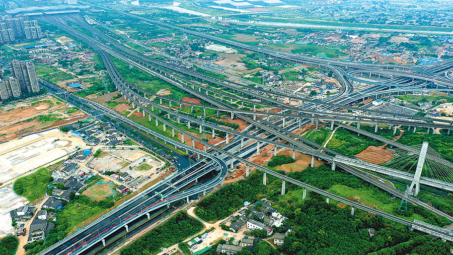 7月1日，由中國(guó)鐵建所屬中鐵二十五局三公司參建的長(zhǎng)沙湘府快速路主線建成通車。至此，長(zhǎng)沙“小三環(huán)”交通路網(wǎng)初步形成，市民開車從河西到長(zhǎng)沙火車南站將全程無(wú)紅綠燈，車程由原來(lái)的45分鐘縮短至15分鐘左右，大大縮短出行時(shí)間。圖為湘府快速路下穿8條高鐵線的涉鐵段。（向雅斯 攝）