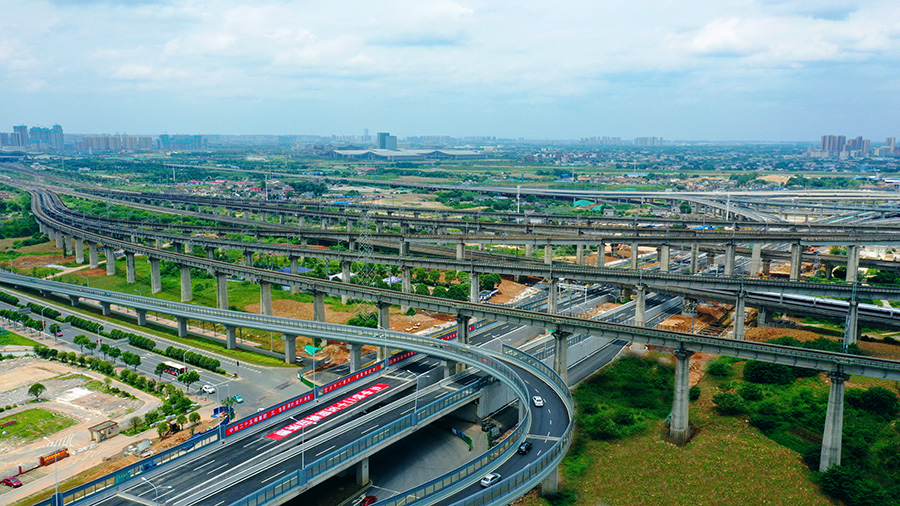 中鐵二十五局三公司承建標(biāo)段為廣鐵集團(tuán)近十年最大的涉鐵工程，安全風(fēng)險(xiǎn)高、施工難度大。項(xiàng)目建設(shè)者采用U形槽框架梁結(jié)構(gòu)成功連續(xù)下穿武廣高鐵、滬昆高鐵、長(zhǎng)沙動(dòng)車走行線等8條運(yùn)營(yíng)高鐵線，確保了安全、質(zhì)量和各項(xiàng)節(jié)點(diǎn)工期。圖為中鐵二十五局三公司湘府東路項(xiàng)目下穿8條高鐵線路線涉鐵段通車。（劉胡 攝）
