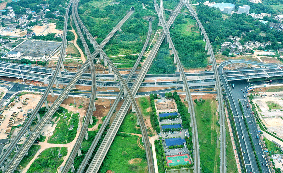 據(jù)悉，湘府快速路的開通對(duì)長(zhǎng)沙南部城市空間升級(jí)有著重要作用，將有力緩解城區(qū)東南部的交通出行壓力,加速南部組團(tuán)間的聯(lián)系，滿足沿線區(qū)域交通需要，促進(jìn)城市南部區(qū)域發(fā)展，對(duì)實(shí)現(xiàn)長(zhǎng)沙市區(qū)快速路的成環(huán)成網(wǎng)格局具有重要“拼圖”意義。圖為中鐵二十五局三公司湘府東路項(xiàng)目下穿8條高鐵線路線涉鐵段通車。（向雅斯 攝）