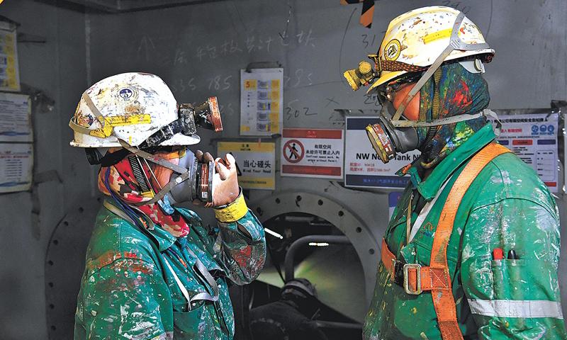 一個班下來，兩名油漆工在船體內部交流工作，高60多米的船體內外有大量的刷漆作業，他們是船體的“美容師”。
