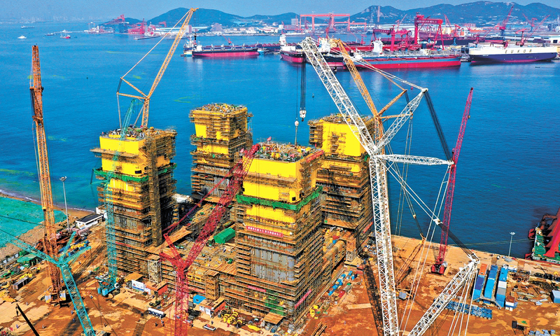 6月29日，歷時13個月建造的3萬多噸陵水17-2船體完成最后一個分段吊裝，正式封頂。